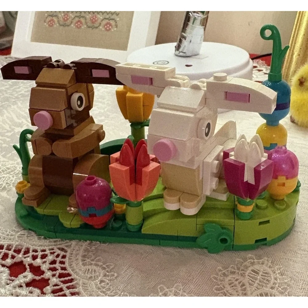 Lego Easter Rabbits Display 40523 Bunnies Adjustable Ears Spring Decor‎ Retired